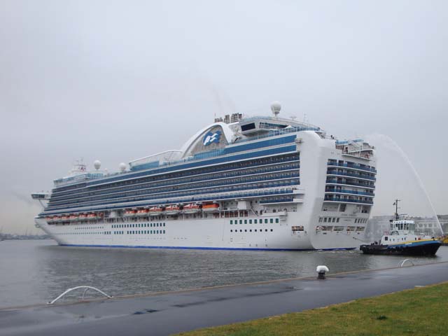 Cruiseschip ms Crown Princess aan de Cruise Terminal Rotterdam